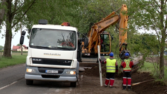 Újabb 500 méteres útszakaszt újítanak fel a Kádár-dűlőn