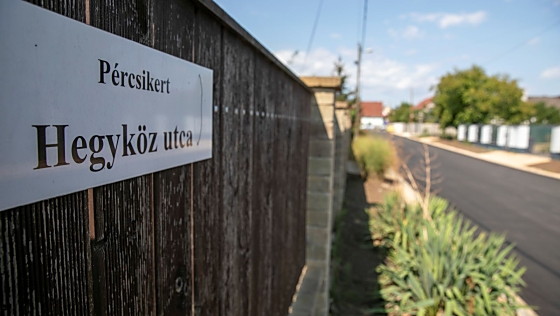 Aszfaltút a Hegyköz utcában