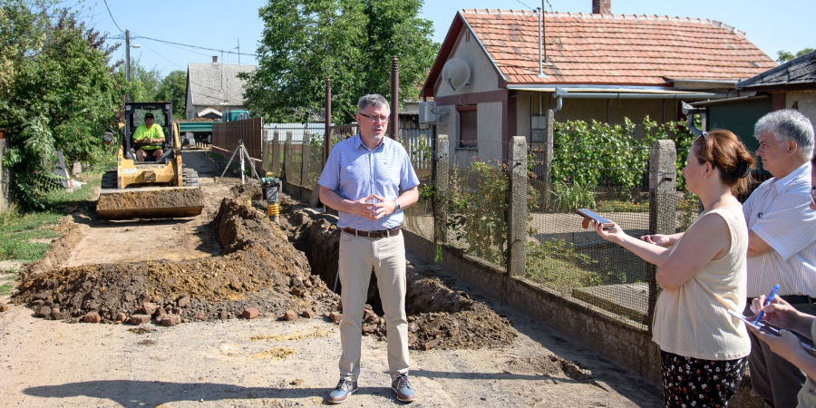 Megkezdték az új csapadékvíz-elvezető rendszer kiépítését a Cinege és Fülemüle utcán