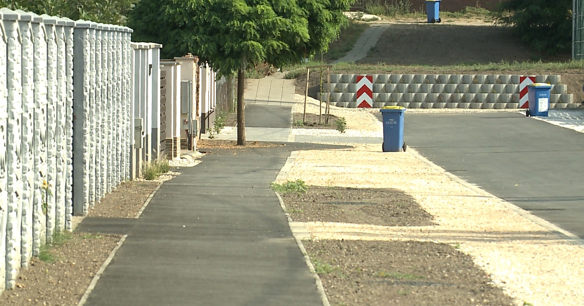 Aszfaltburkolatot kapott a debreceni Kárókatona utca – videóval