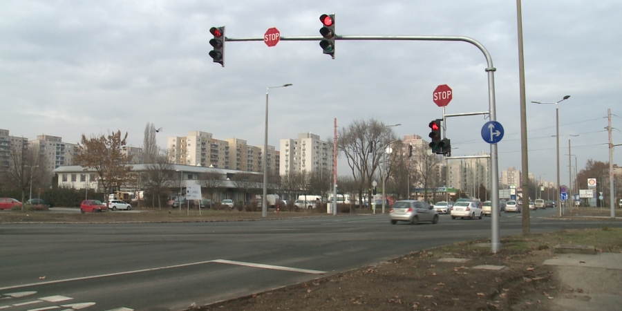 Már az új forgalmi rend szerint közlekedhetnek az autósok az István és Szoboszlói út kereszteződésében