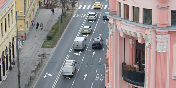 Gyorsabban lehet haladni az egyirányúsított debreceni utcákon