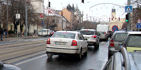 Bekapcsolták a Piac utcán a Gambrinusz köznél kialakított új jelzőlámpákat