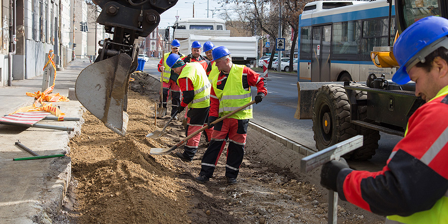 Újabb szakaszon építenek kerékpárutat a Kossuth utcán