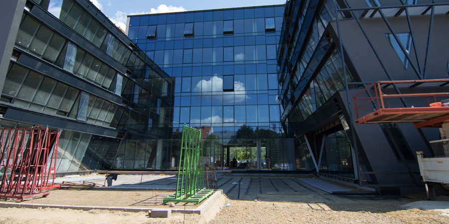 Fotókon és videón mutatjuk, hogy áll Forest Offices Debrecen irodaház építése