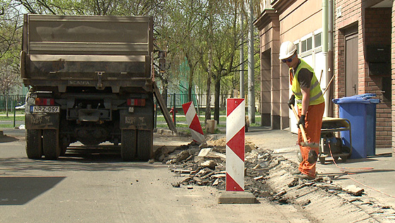 Megkezdődött a Szombathi István utca nagyfelületű aszfaltozása