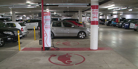 Új elektromos töltőállomásokat nyitnak Debrecenben