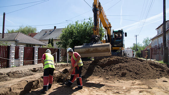Dolgoznak a Szőlőskert utcán