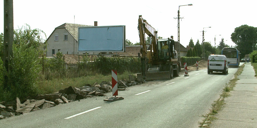 Elkezdték bontani az aszfaltot a Torockó utcában - videóval