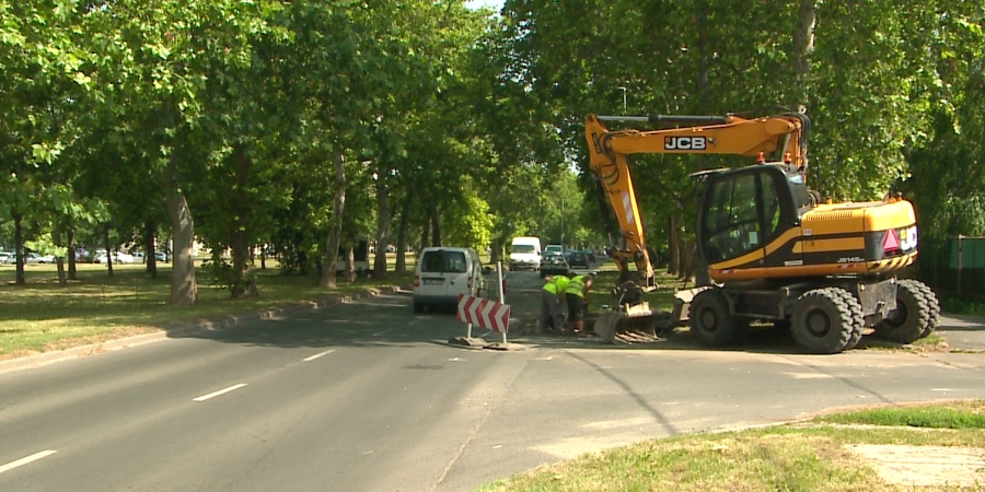 Újabb forgalmas debreceni útszakaszon épül gyalogátkelő