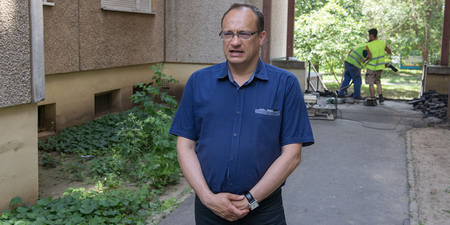 A lépcsők után járdaszakaszokat hoznak rendbe a Görgey utcán