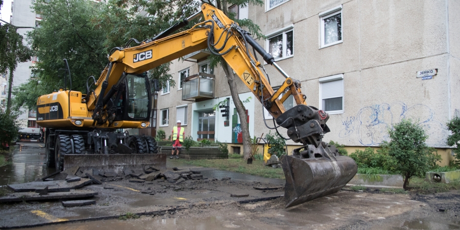 Folytatódik a nagyfelületű járdafelújítás az Újkertben, a kerékpárosoknak is kedveznek