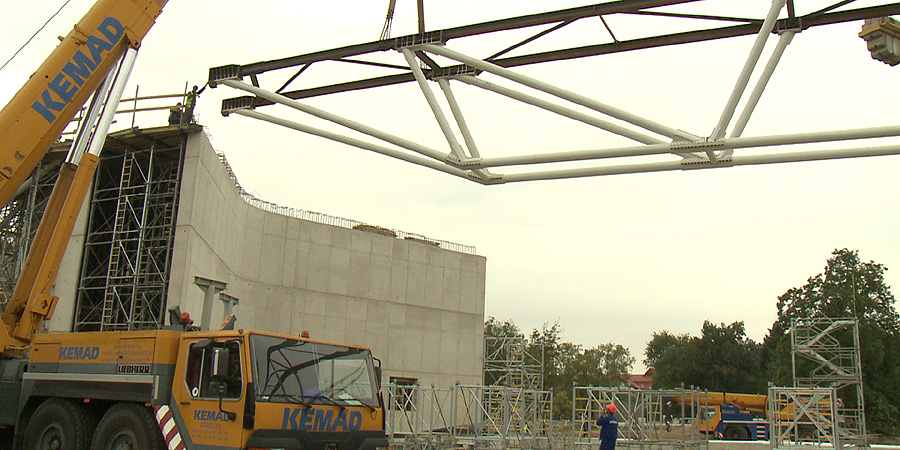 Helyére emelték a legnagyobb szerkezeti elemet az új debreceni strandon