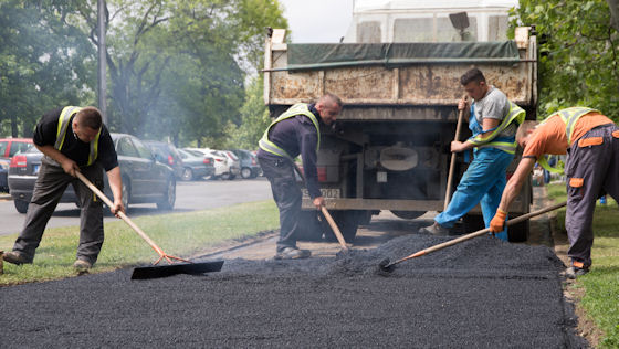Elkezdődött a lakótelepi járdafelújítás