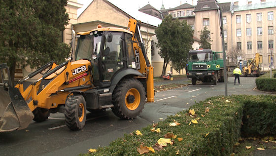 Már dolgoznak a Déri Múzeum előtti téren