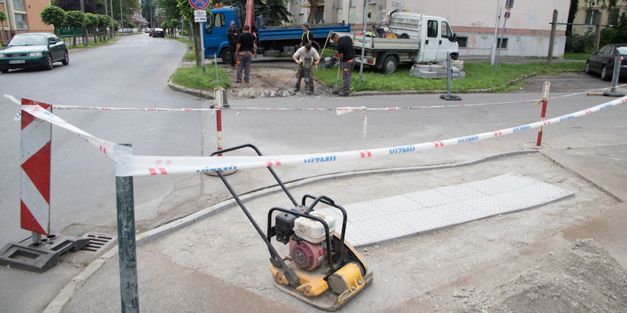 Újabb forgalmas debreceni kereszteződésben lesz gyalogátkelőhely
