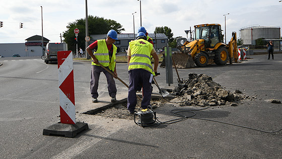 Új kanyarodó sávot építenek a Leiningen utcán