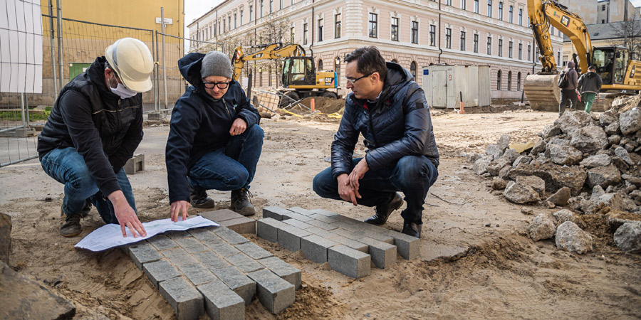 A járvány ellenére is folyik a Dósa nádor tér megújítása és az új strand építése