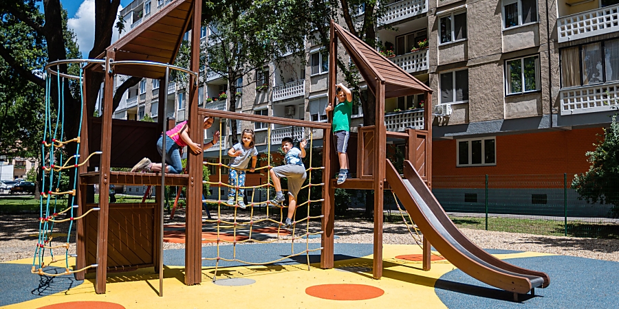 Megújult és bővült a játszótér a debreceni Jászai Mari utcán