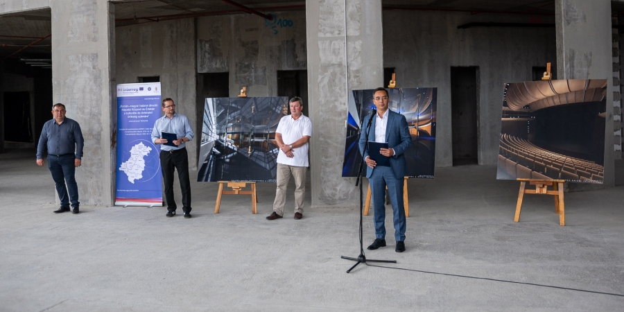 Kezdődik a munka a debreceni Latinovits Színházban, ahol szabadtéri tetőkert és táncterem is lesz