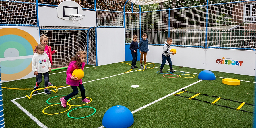 Műfüves sportpályát kaptak az Ifjúság Utcai Óvodába járó gyerekek 