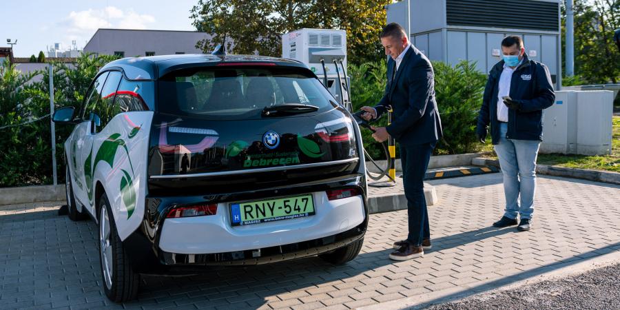 Átadták Debrecen első felszíni elektromos villámtöltőjét