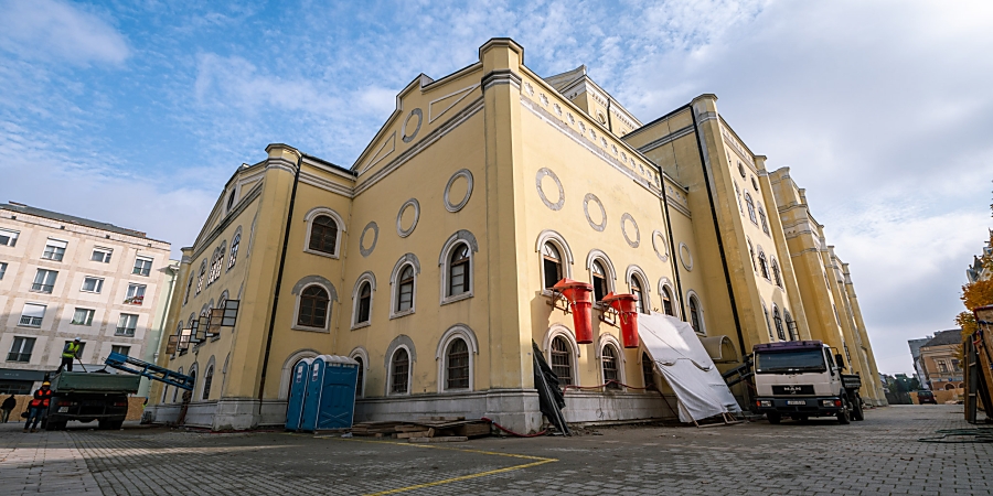 Alig lehet ráismerni a Csokonai Színházra: megkezdődtek a teátrum belső bontási munkálatai