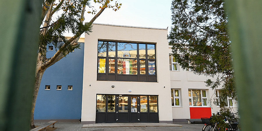 Felújították a Debreceni Dózsa György Általános Iskola épületét