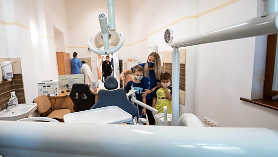 Ismét fogászati rendelővel bővült egy debreceni iskola