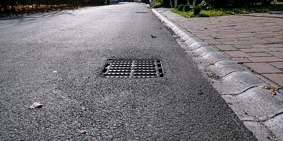 Csapadékvíz-elvezető gerincvezetéket adtak át a Tarján utcán