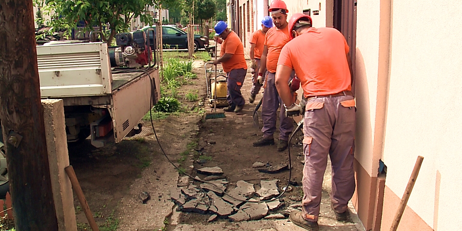 Elkezdődött az idei járdajavítási program Debrecenben