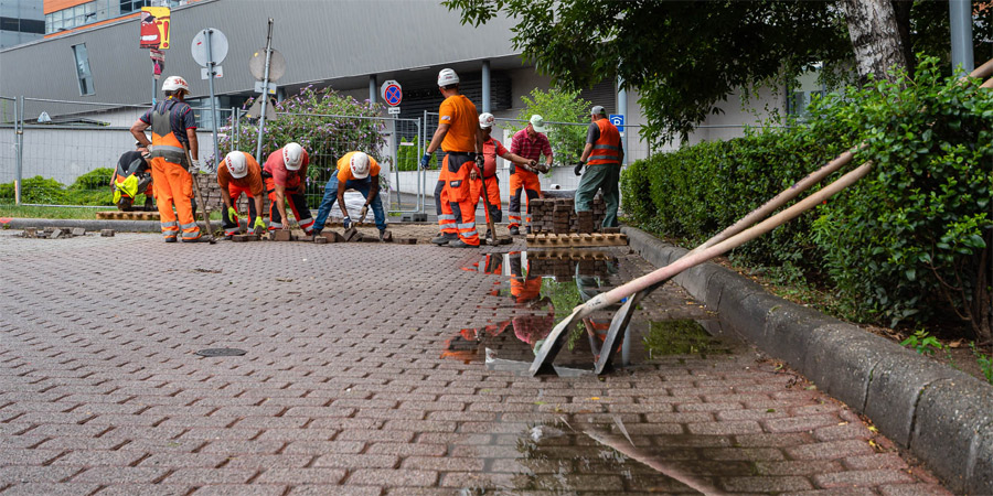 Hétfőn építik át a Vár utcai csomópontot