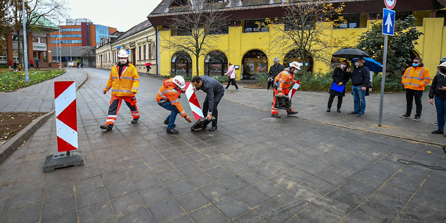 Már autóval is át lehet hajtani a Kálvin térről a Vár utcára