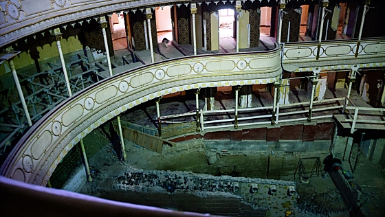 Bontják a Csokonai Színházat