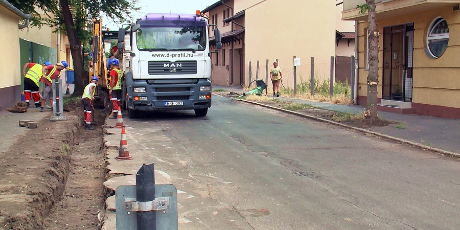 Folytatódnak a nagyfelületű aszfaltozások Debrecenben