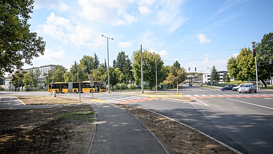 Kanyarodó sávot építettek ki a Böszörményi út és Békessy Béla utca kereszteződésében