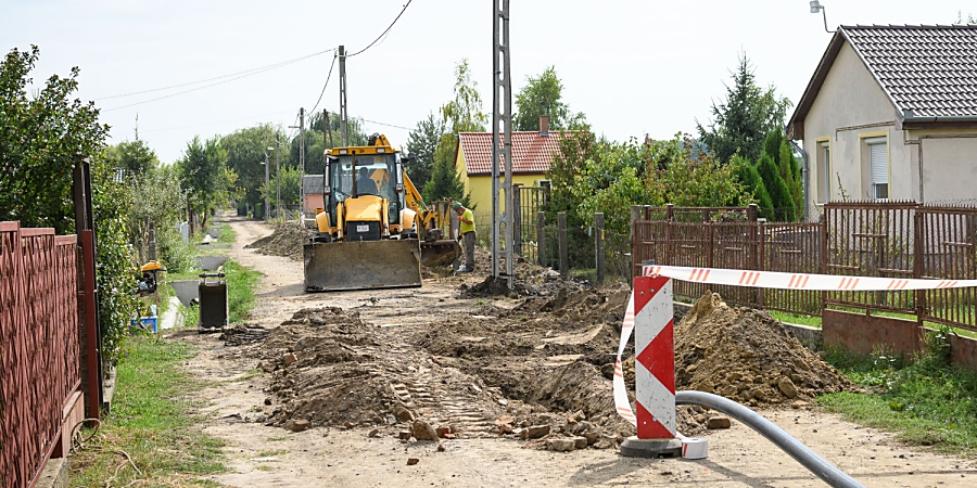 Közel négyszáz méter vízvezetéket építenek a Cinege utcán