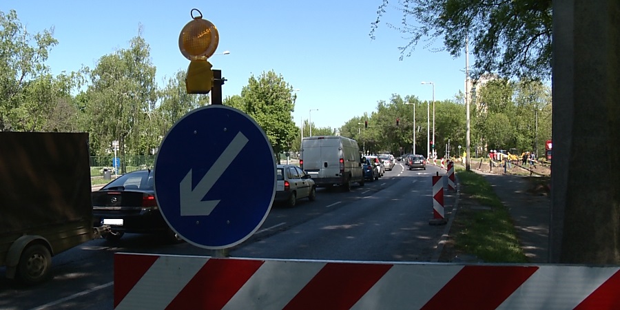 Jobbra kanyarodó sávot alakítanak ki a Böszörményi úton a Békessy Béla utca irányába