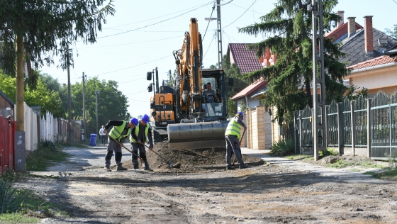 Dolgoznak a Portörő utcán