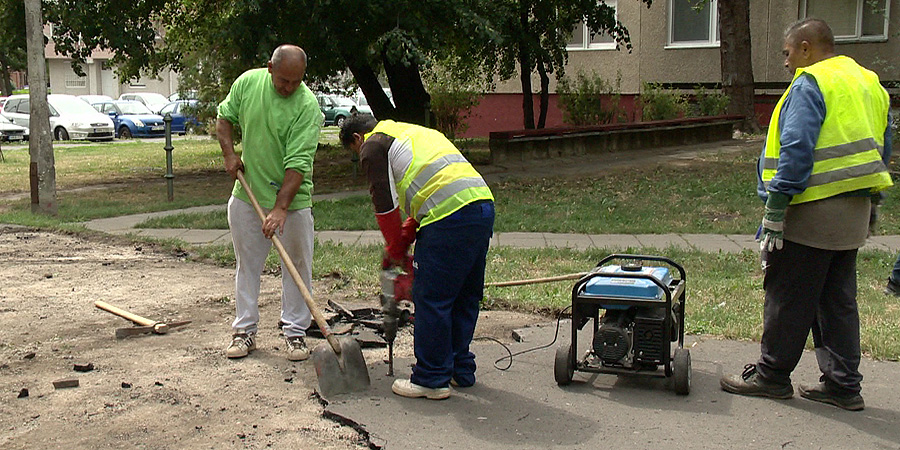 Folyamatosan végzik a járdák felújítását Debrecenben