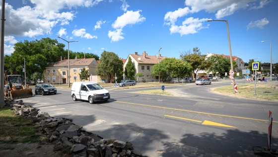 Biztonságosabbá válik a Nyíl utca és a Hadházi út kereszteződése