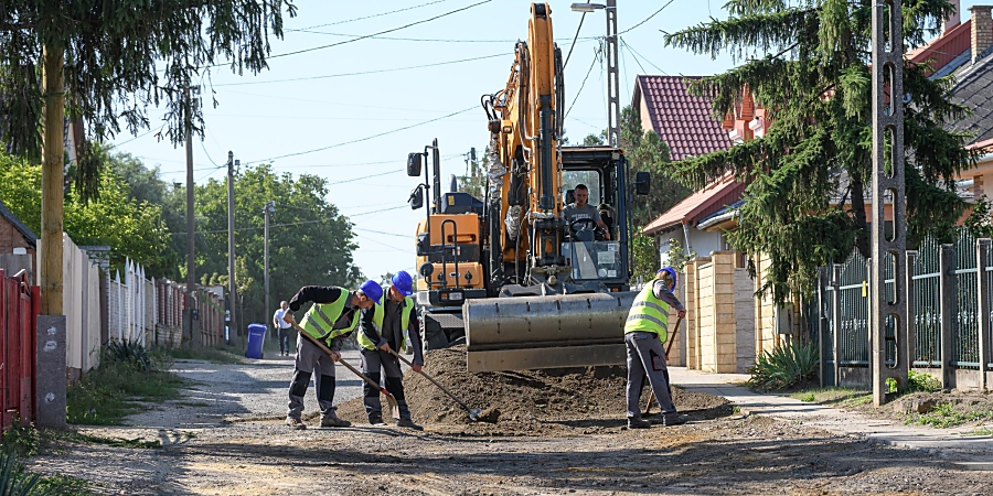 Elkezdték az útépítést a Portörő utcában, ősszel több debreceni utca is aszfaltburkolatot kap