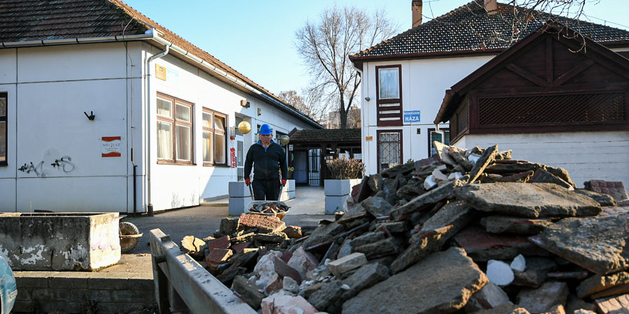 Megkezdődött a felújítás a Nagyerdei Gondozó Szolgálat és az Idősek Klubja épületében