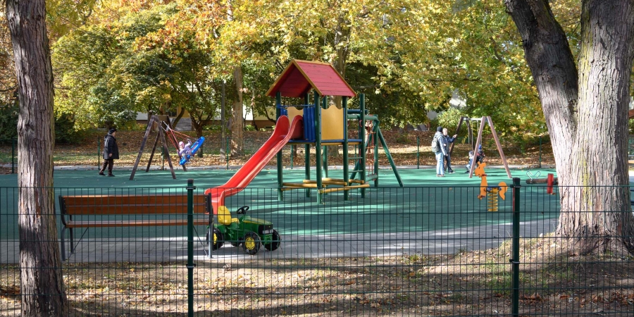Már négy felújított játszóteret vehetnek birtokba a gyerekek az Újkertben