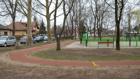 Birtokba vették a debreceniek a Liget téri új futópályát