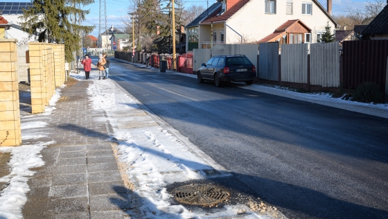 Jóval az eredeti határidő előtt elkészült a kivitelező a Portörő utca aszfaltozásával