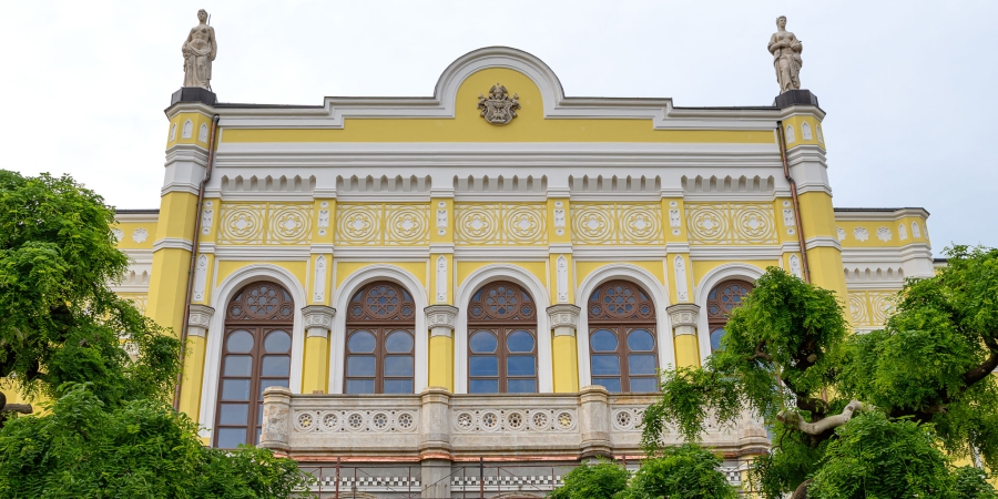 A belsőépítészeti munkáknál tartanak a Csokonai Színházban