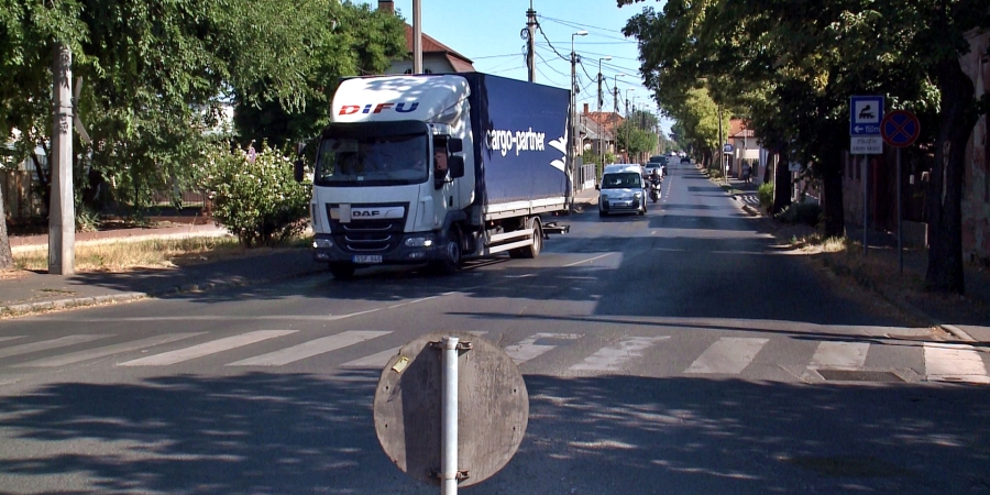 Sebesség- és súlykorlátozás lesz keddtől a debreceni Budai Nagy Antal utcán