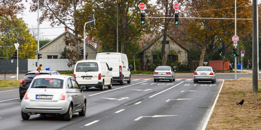 Felgyorsítja a közlekedést az új kanyarodó sáv a Derék utcán