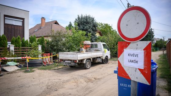 Újabb utcában építenek szilárd burkolatot a Hatvan utcai kertben